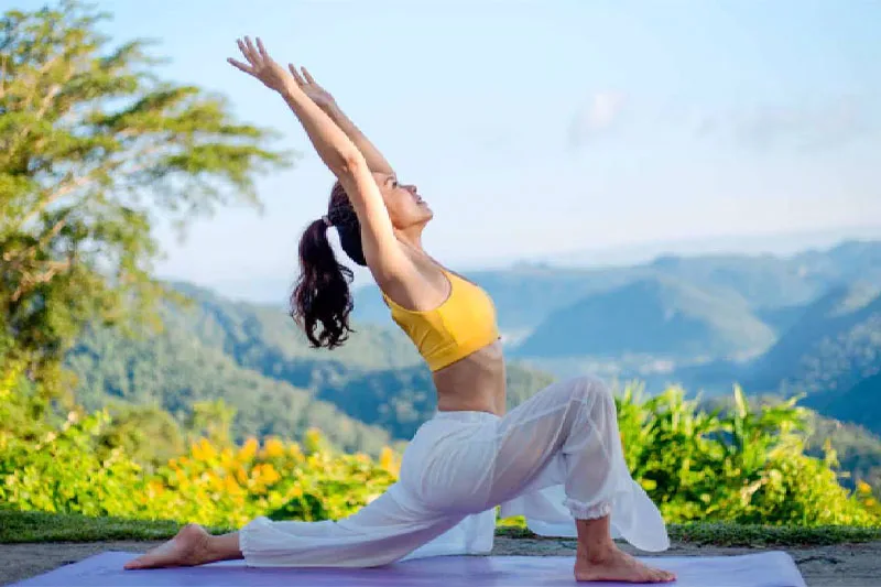 Tư thế Trăng lưỡi liềm (Anjaneyasana)