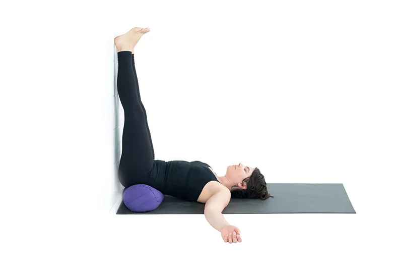 Tư thế Gác chân lên tường (Viparita Karani)