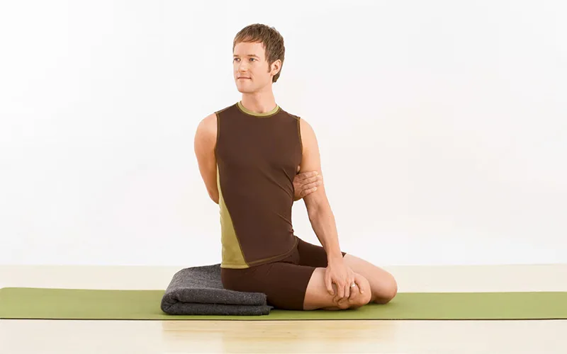 dụng cụ yoga cho người thoái hóa khớp gối