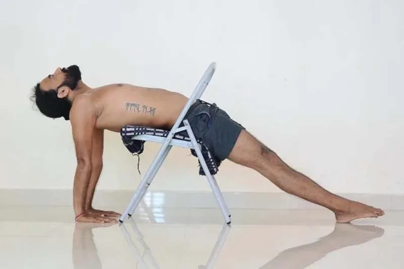 thực hành iyengar yoga với dụng cụ