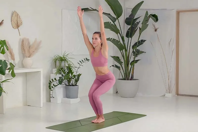 Tư thế Cái Ghế có Tựa (Wall Sit - Utkatasana Variation)