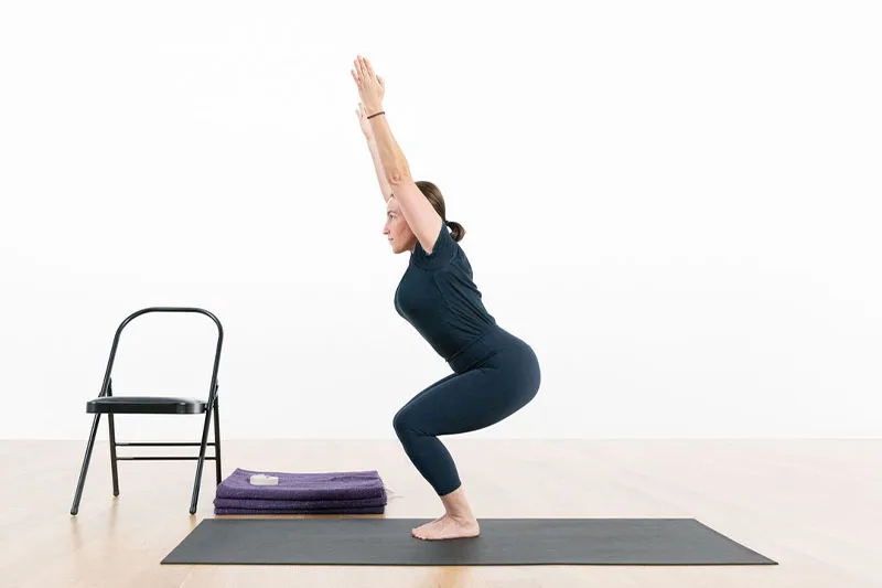thực hành iyengar yoga với dụng cụ