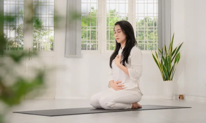 yoga thở bụng cho người đau lưng mạn tính