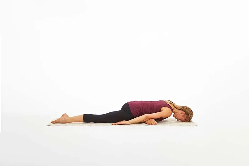 Khi gập người về phía trước: Gù lưng thay vì vươn dài