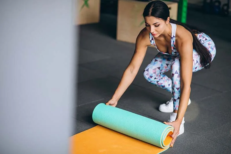 sai lầm khi sử dụng thảm tập yoga, cuộn thảm quá chặt