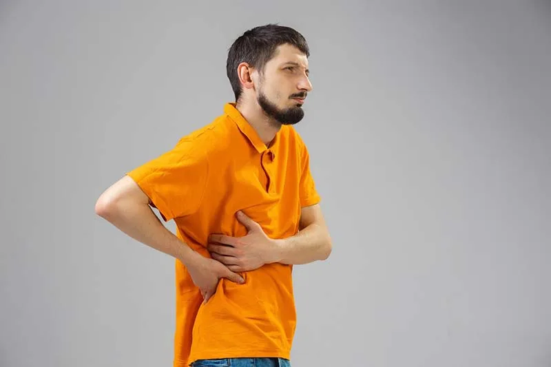 Những người có vấn đề về lưng cũng nên lưu ý khi thực hiện tư thế này