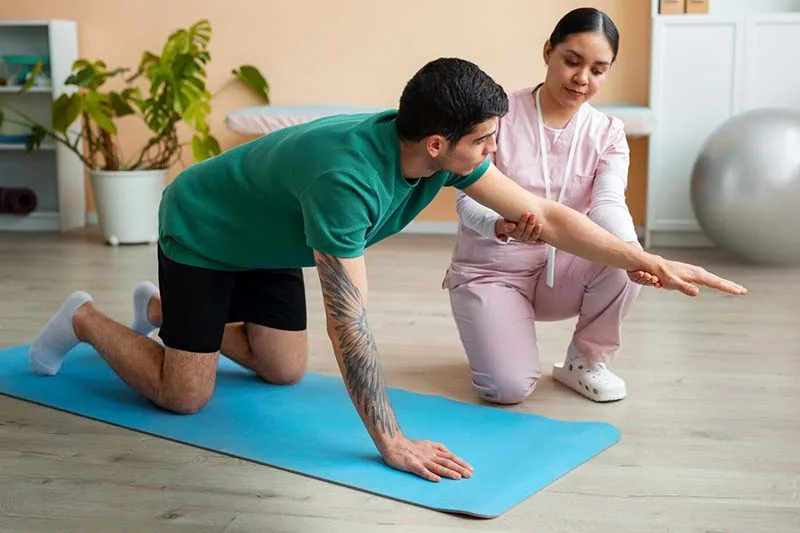 Những đối tượng cần lưu ý khi thực hiện tư thế Tư thế Kéo giãn bụng khi nằm 