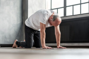 Yoga cho người cao tuổi, tư thế bò mèo