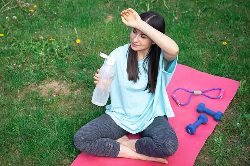 Nguyên tắc vàng & chống chỉ định tuyệt đối khi thực hành yoga cho người có vấn đề về tim mạch