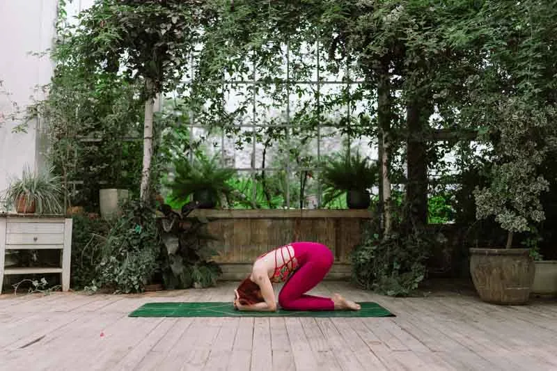Hướng dẫn thực hiện tư thế Trồng chuối (Sirsasana) bước 1