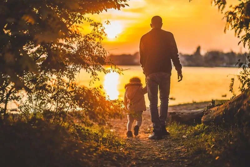 Việc đi chân trần trên đất sẽ kích hoạt luân xa gốc