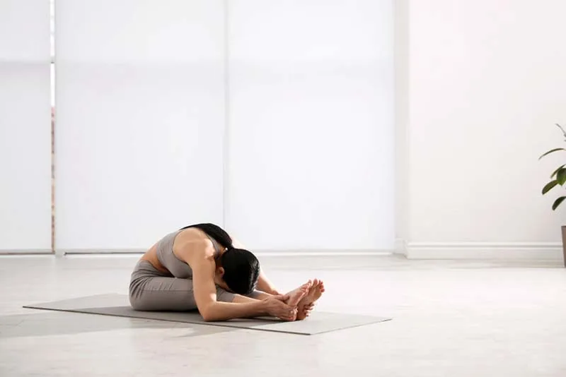 tư thế con sâu trong yin yoga