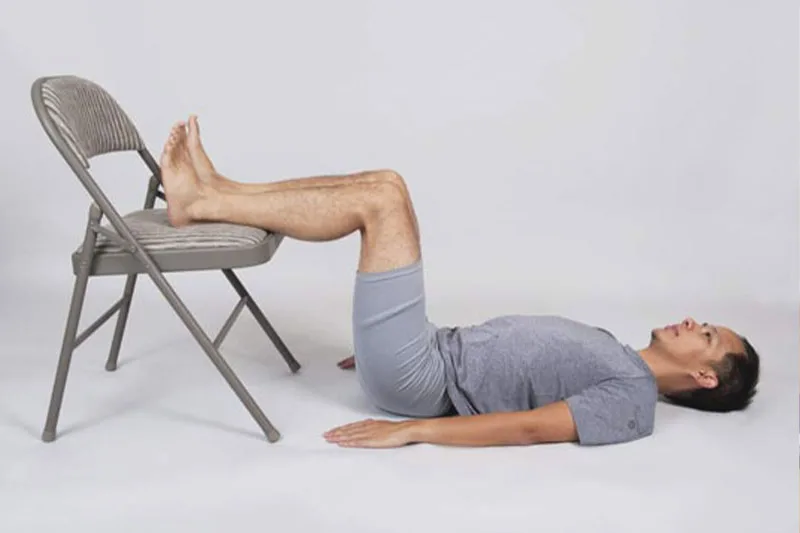 Tư thế Chân đặt trên Ghế (Legs on a Chair)