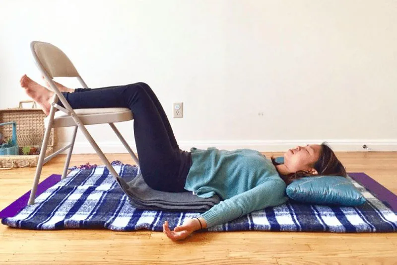 Tư thế Chân đặt trên Ghế (Legs on a Chair)