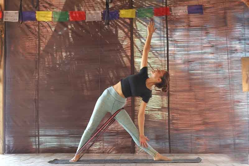 hướng dẫn tư thế tam giác với dây tập yoga