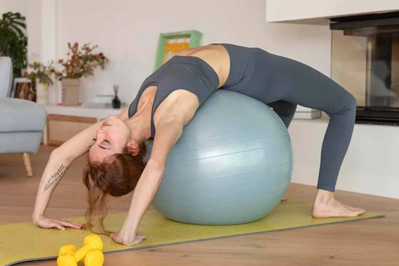 thực hành tư thế nâng cao với dụng cụ