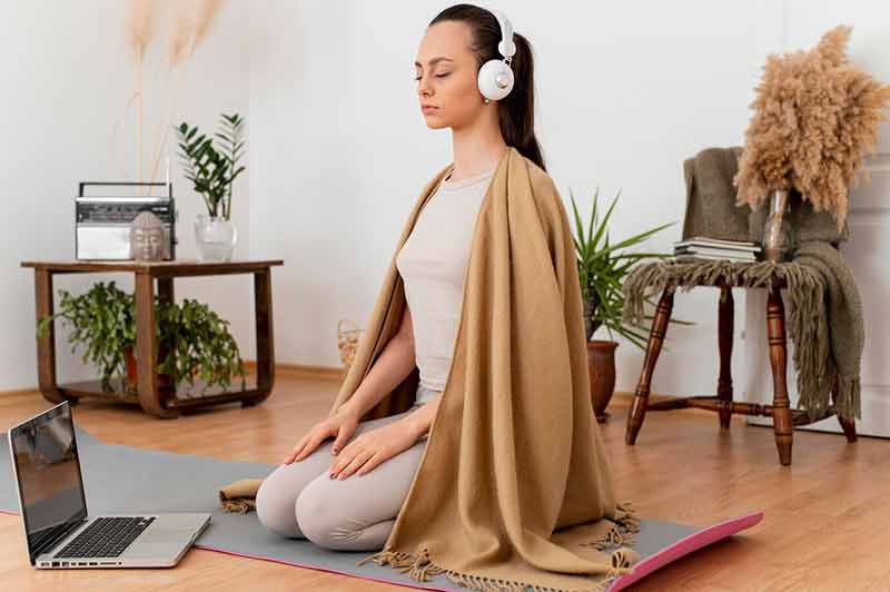 âm nhạc trong vinyasa yoga giúp kết nối tâm trí