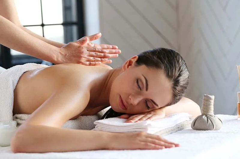 Massage toàn thân bằng dầu ấm (như dầu mè, dầu hạnh nhân, hoặc dầu dừa) là một phương pháp truyền thống trong Ayurveda để nuôi dưỡng Ojas