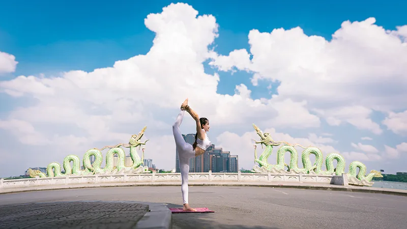 Những tư thế yoga đẹp bên cạnh Hồ Tây thơ mộng