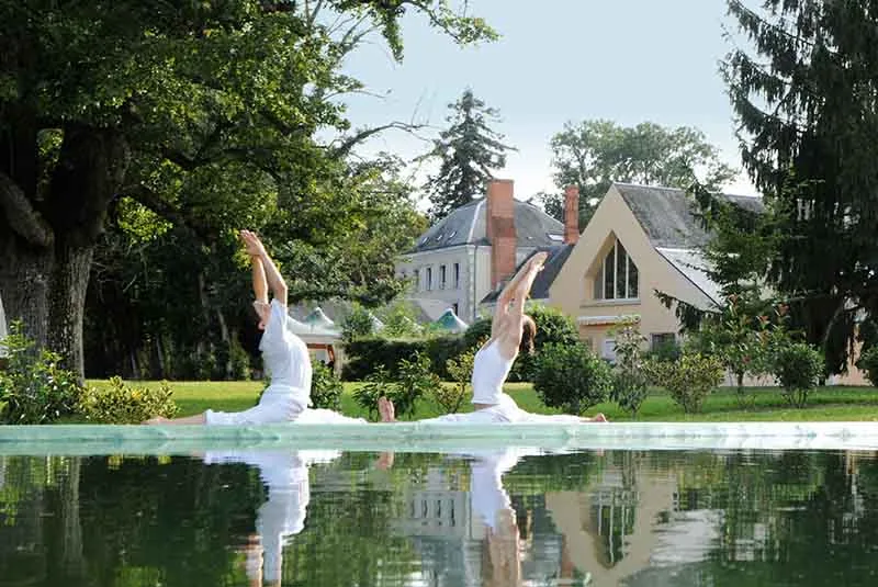Các giai đoạn phát triển: Từ Ashram đến một trung tâm giáo dục