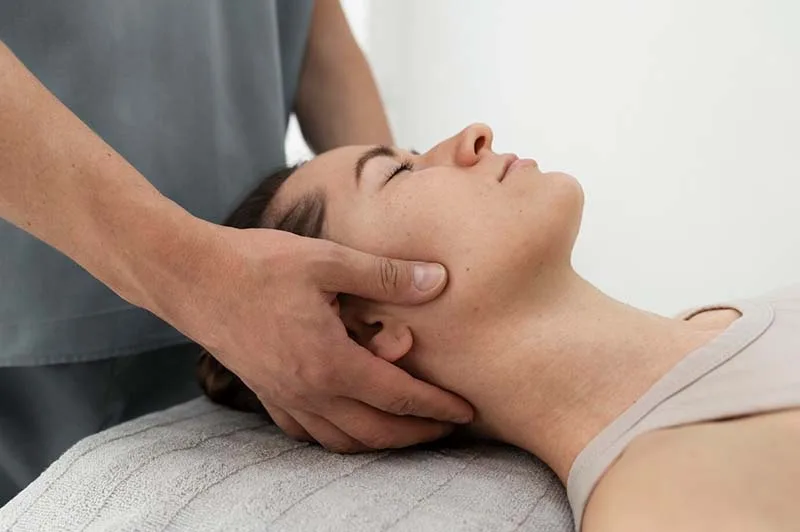 Sử dụng các kỹ thuật bấm huyệt phù hợp với từng vùng huyệt