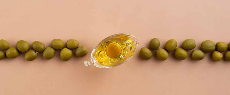 Dầu ô liu là nguồn chất béo chính và là yếu tố quan trọng nhất của chế độ ăn Địa Trung Hải