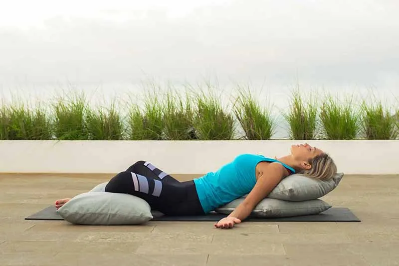 Reclined Butterfly trong yin yoga