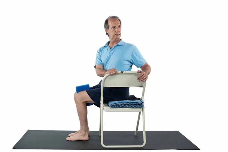 Seated Spinal Twist (Tư thế vặn mình ngồi), bài tập yoga với ghế cho dân văn phòng